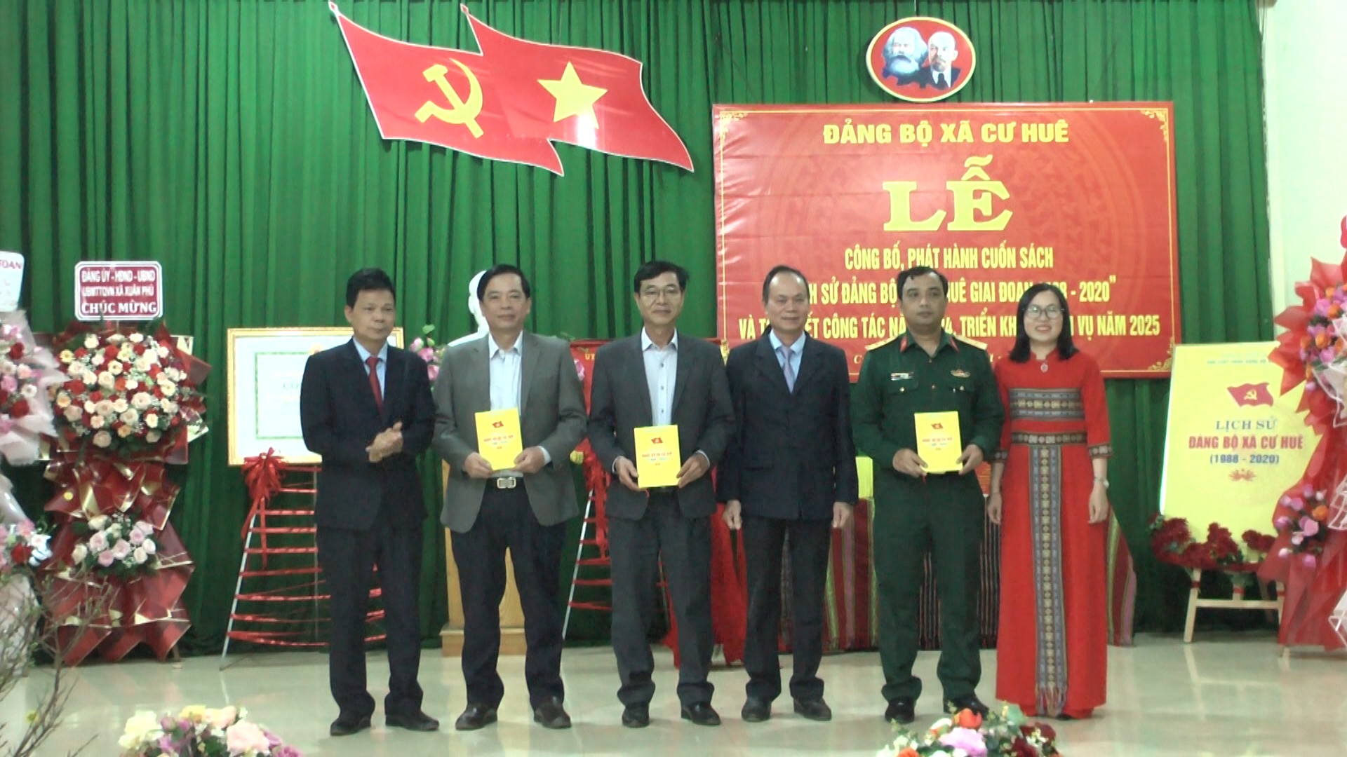 trao tặng sách